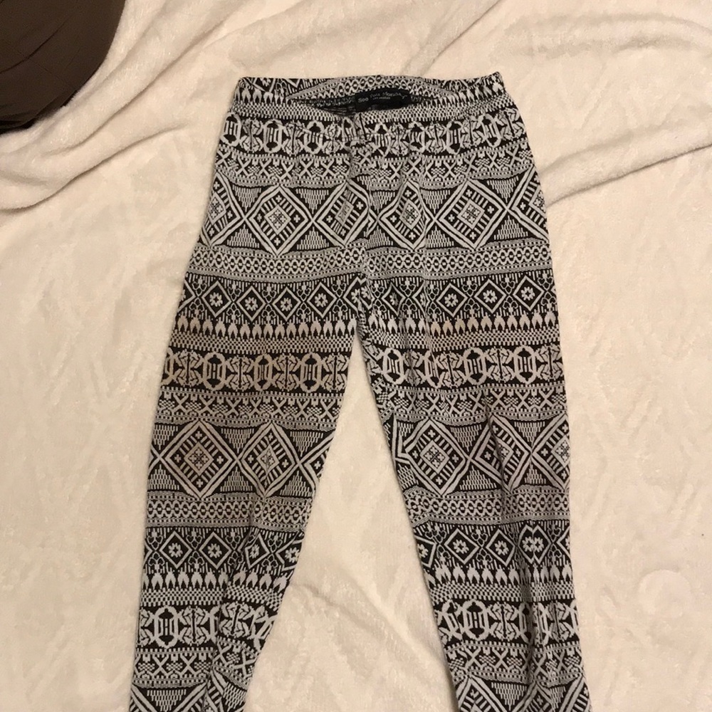 Black and white design leggings